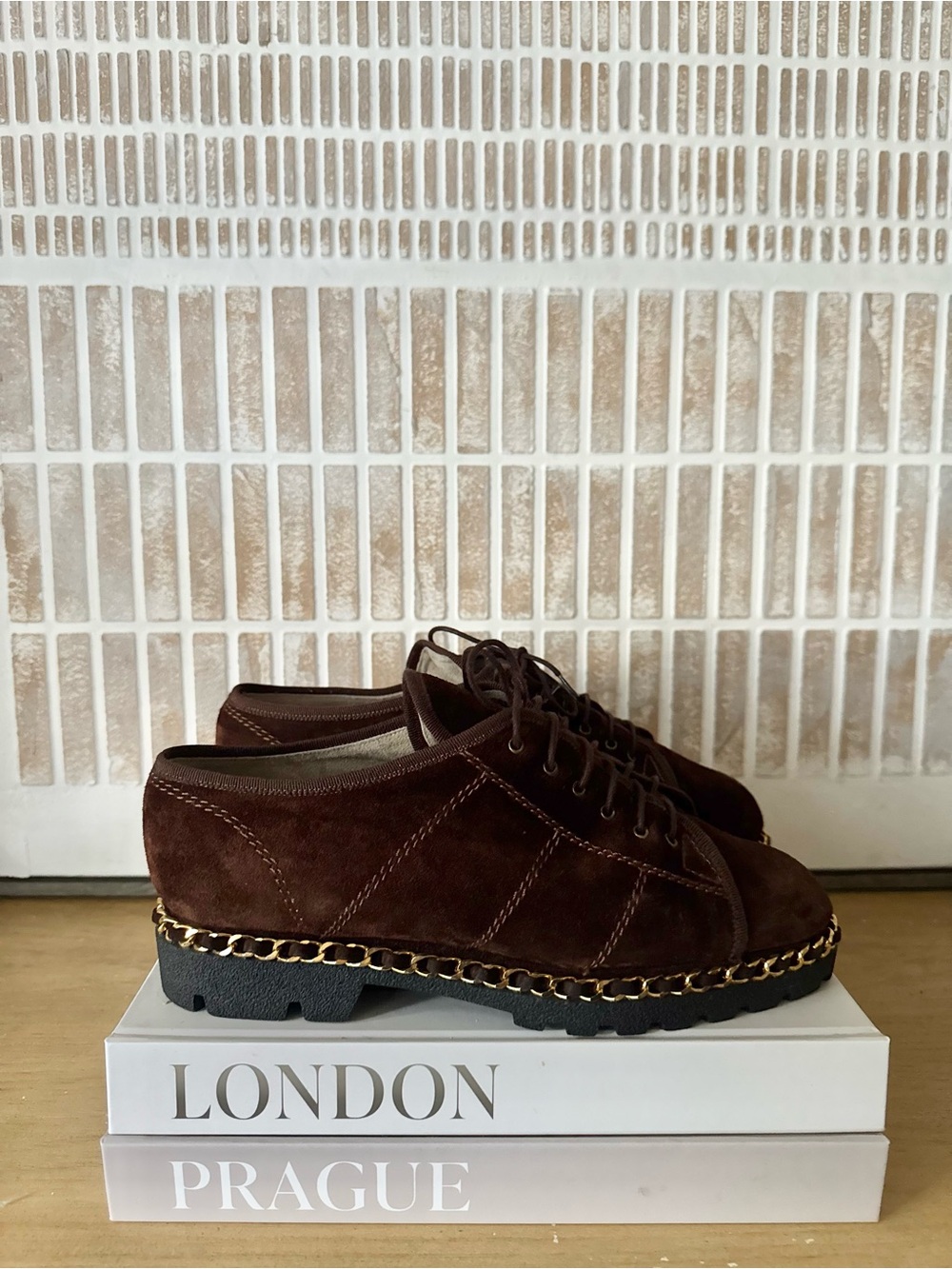 NWOB Elegant Brown Suede Lace-Up Shoes with Chain Trim - Size 37